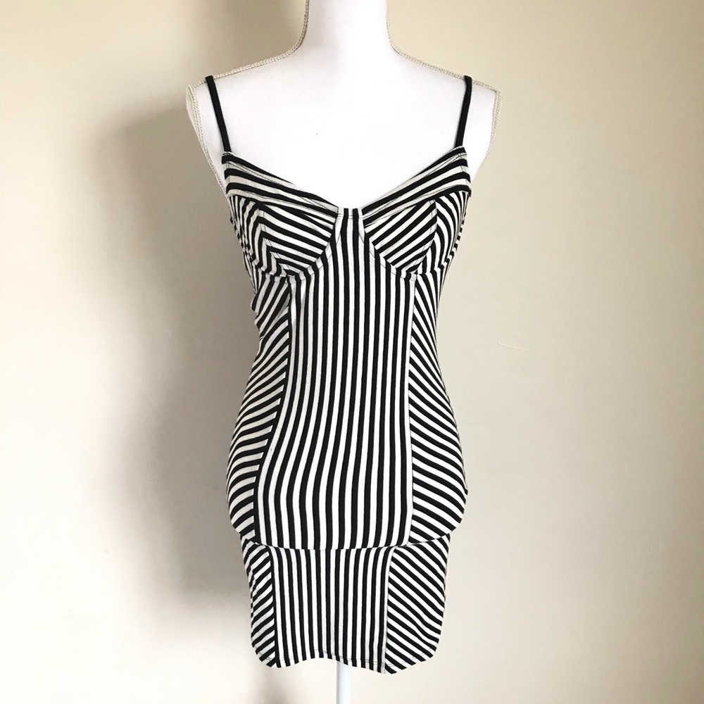FOREVER 21 Black and white stripped dress - M